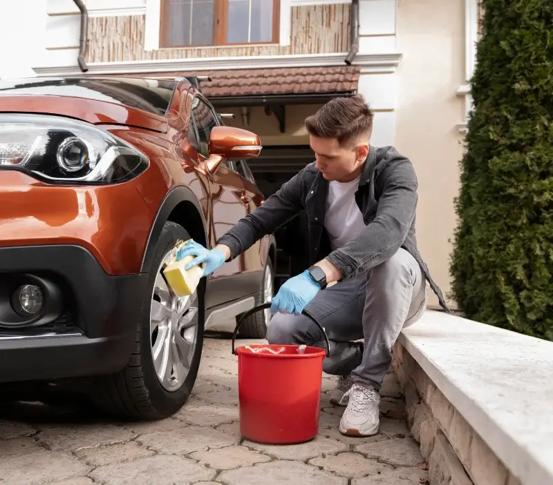 Lavage auto à domicile Sixt-Fer-à-Cheval : professionnel intervenant sur un véhicule